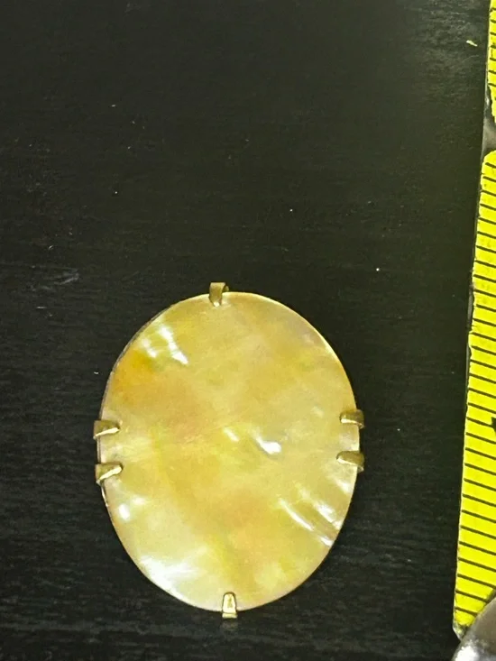 Oval Mother-of-Pearl Cabochon Pendant in Iridescent Gold - Picture 5 of 7